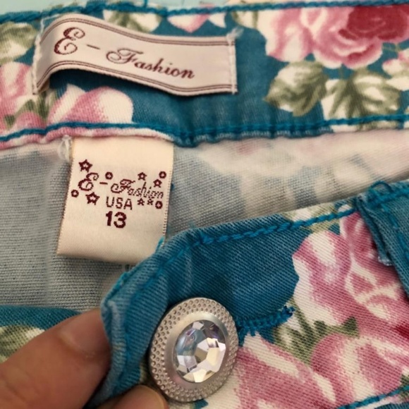 NEW WITH TAGS FLORAL SKINNY JEANS - Picture 3 of 7